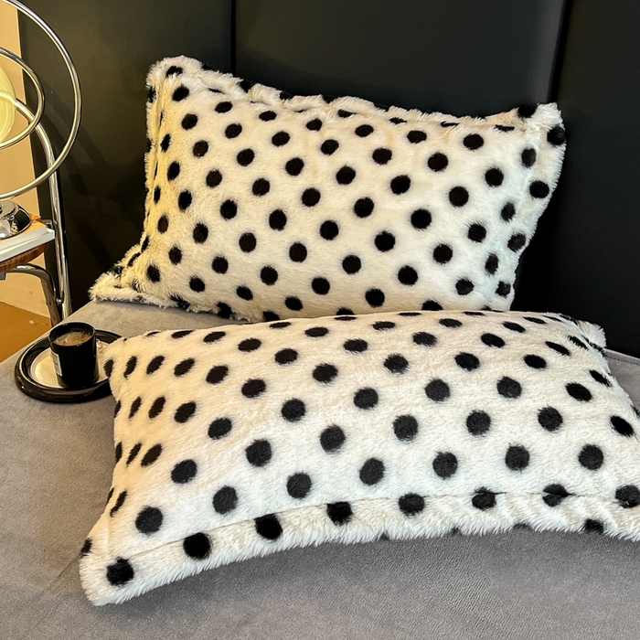 91家纺网 家纺一手货源 找家纺 典曼家纺 2025新款亲肤舒适兔毛绒四件套 波点-奶白