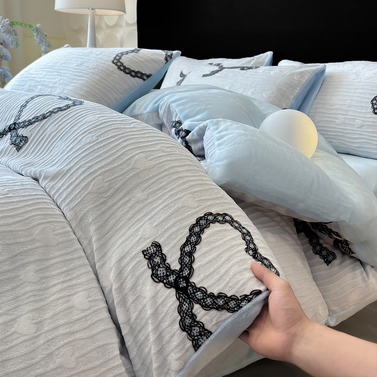 91家纺网 家纺一手货源 找家纺 二八年华 2025新款加厚兔绒四件套 爱心蓝