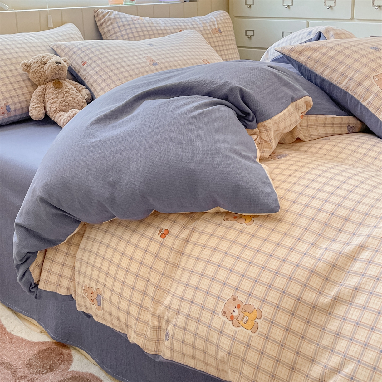 91家纺网 家纺一手货源 找家纺 如约 2025秋冬新款A类亲肤棉印花套件 方格熊