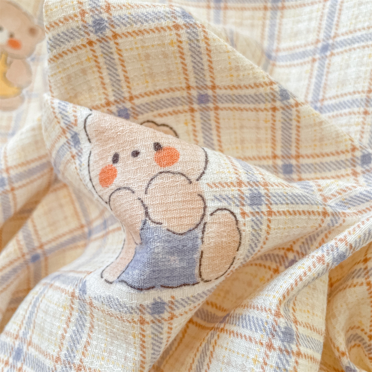 91家纺网 家纺一手货源 找家纺 如约 2025秋冬新款A类亲肤棉印花套件 方格熊