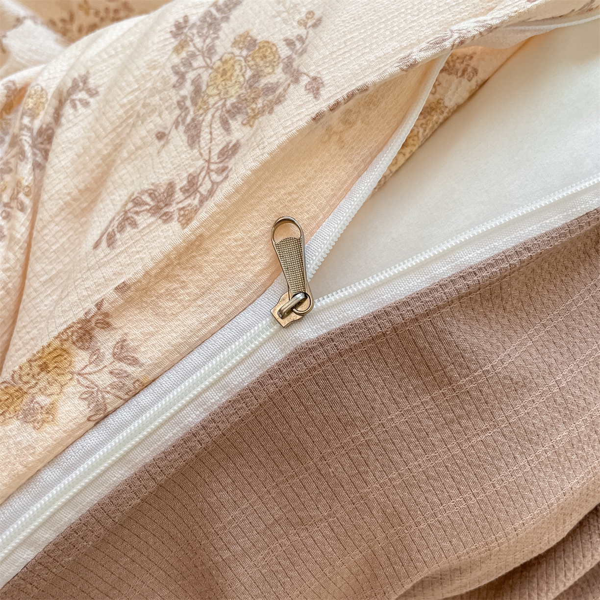 91家纺网 家纺一手货源 找家纺 如约 2025秋冬新款A类亲肤棉印花套件 曼咖