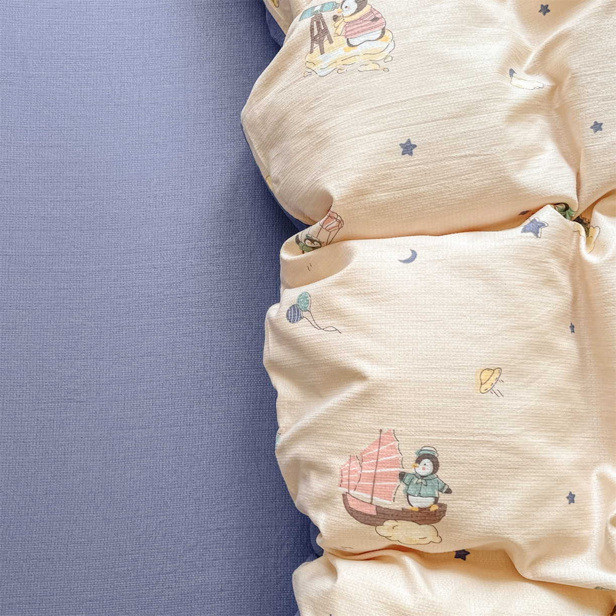 91家纺网 家纺一手货源 找家纺 如约 2025秋冬新款A类亲肤棉印花套件 小企鹅