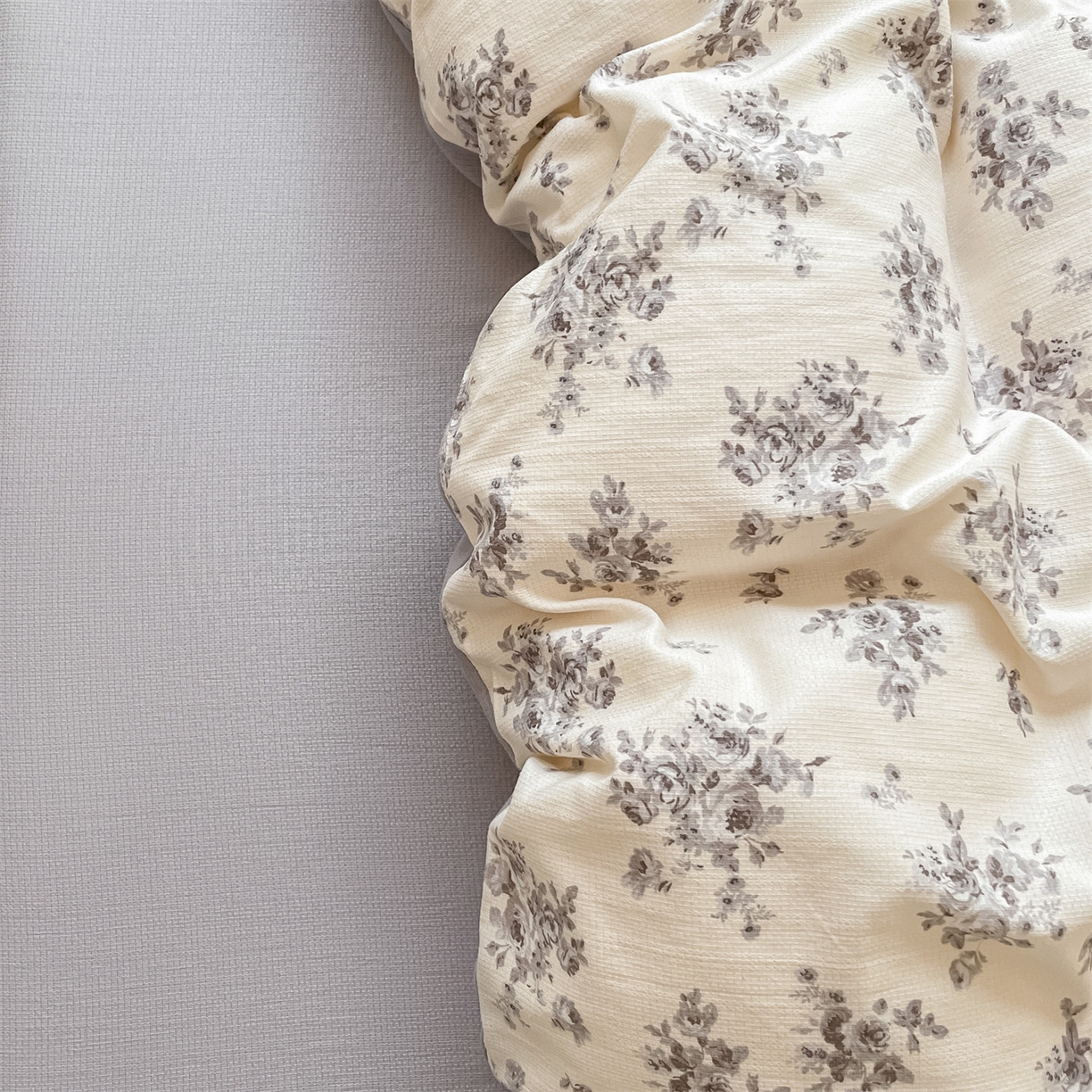 91家纺网 家纺一手货源 找家纺 如约 2025秋冬新款A类亲肤棉印花套件 莫兰灰