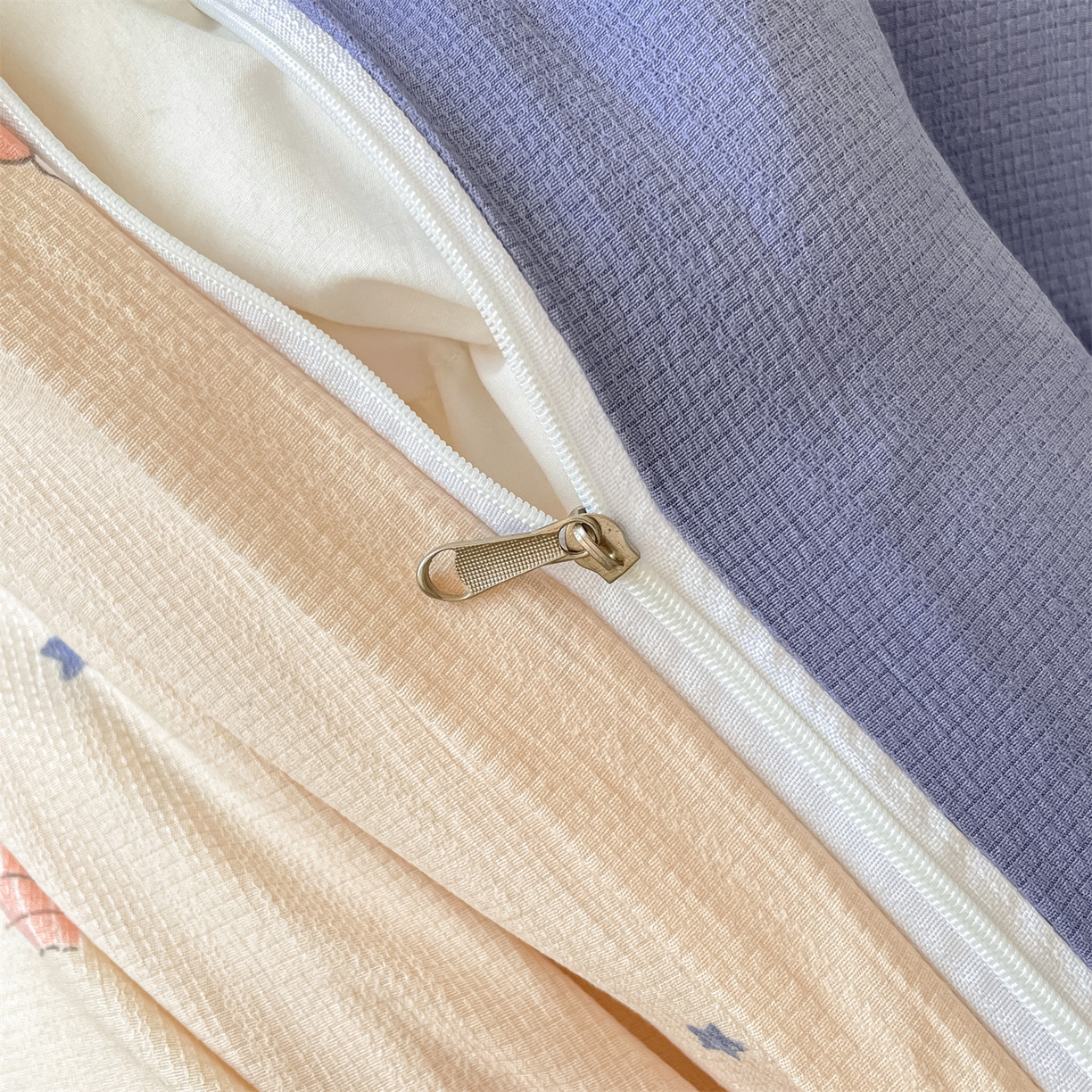 91家纺网 家纺一手货源 找家纺 如约 2025秋冬新款A类亲肤棉印花套件 小企鹅