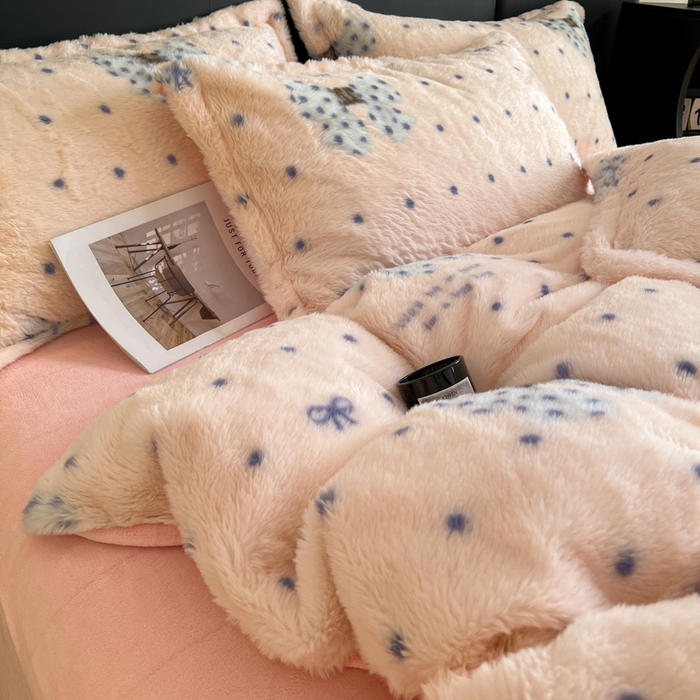 91家纺网 家纺一手货源 找家纺 典曼家纺 2025新款亲肤舒适兔毛绒四件套 蝴蝶结点点-粉