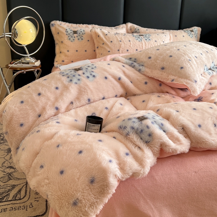 91家纺网 家纺一手货源 找家纺 典曼家纺 2025新款亲肤舒适兔毛绒四件套 蝴蝶结点点-粉