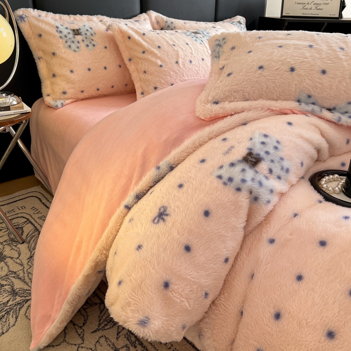 91家纺网 家纺一手货源 找家纺 典曼家纺 2025新款亲肤舒适兔毛绒四件套 蝴蝶结点点-粉