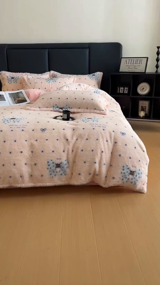 91家纺网 家纺一手货源 找家纺 典曼家纺 2025新款亲肤舒适兔毛绒四件套 蝴蝶结点点-粉