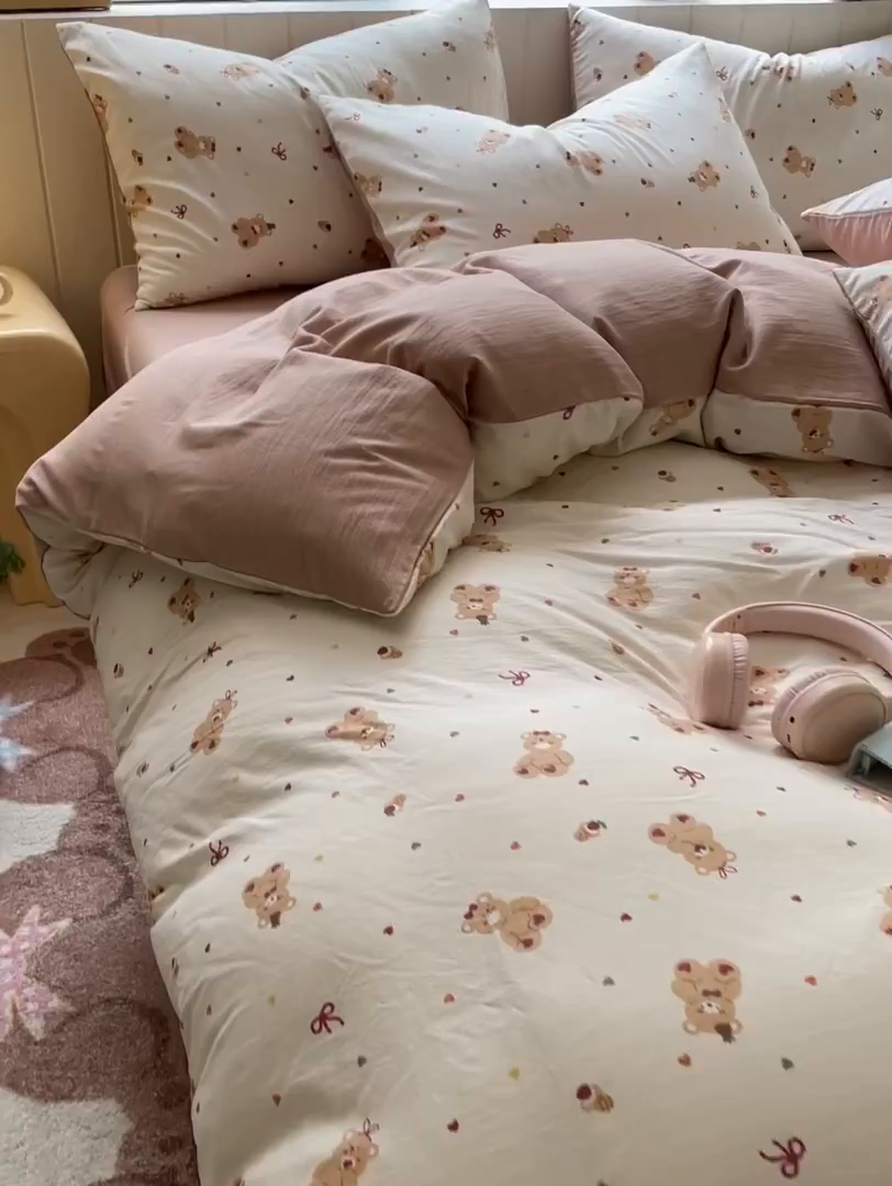 91家纺网 家纺一手货源 找家纺 如约 2025秋冬新款A类亲肤棉印花套件 松糕熊