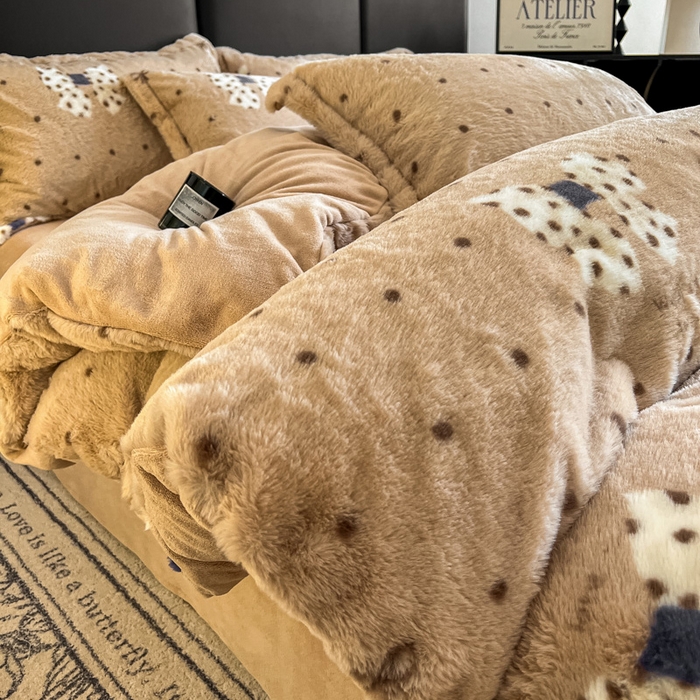 91家纺网 家纺一手货源 找家纺 典曼家纺 2025新款亲肤舒适兔毛绒四件套 蝴蝶结点点-咖