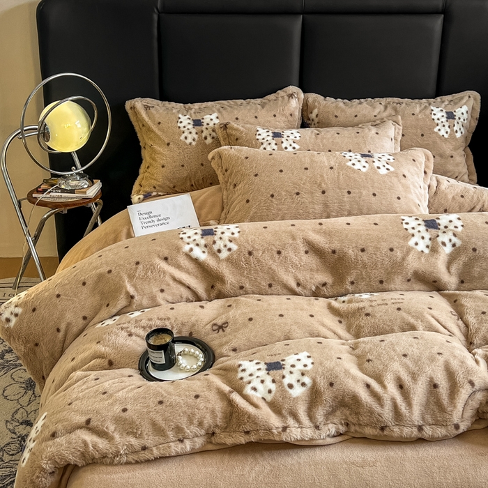 91家纺网 家纺一手货源 找家纺 典曼家纺 2025新款亲肤舒适兔毛绒四件套 蝴蝶结点点-咖