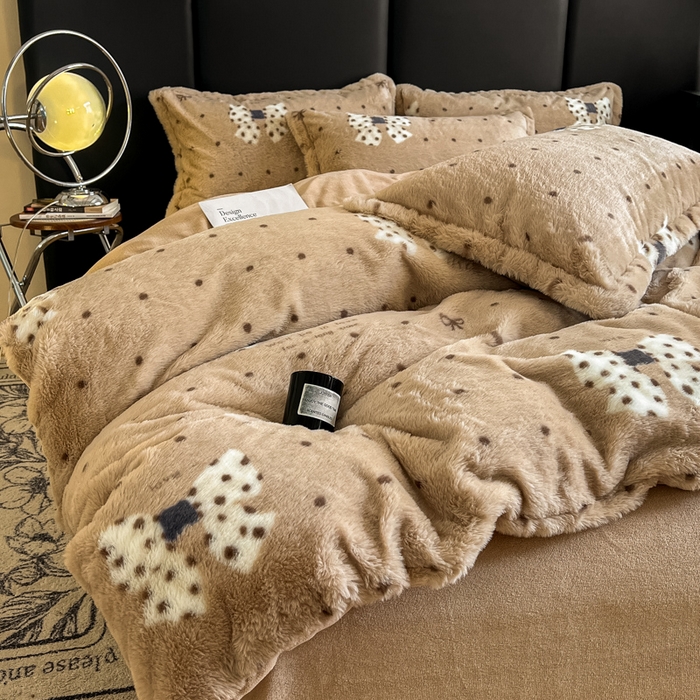 91家纺网 家纺一手货源 找家纺 典曼家纺 2025新款亲肤舒适兔毛绒四件套 蝴蝶结点点-咖