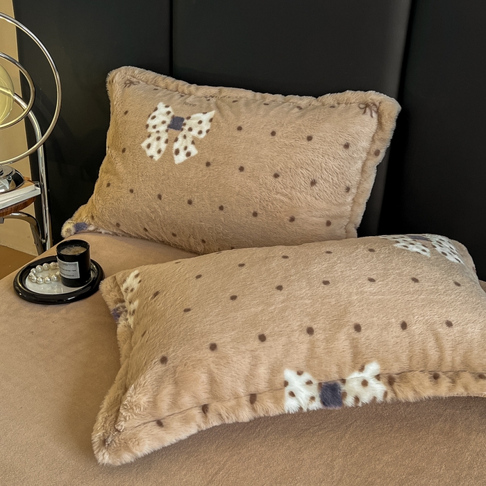 91家纺网 家纺一手货源 找家纺 典曼家纺 2025新款亲肤舒适兔毛绒四件套 蝴蝶结点点-咖