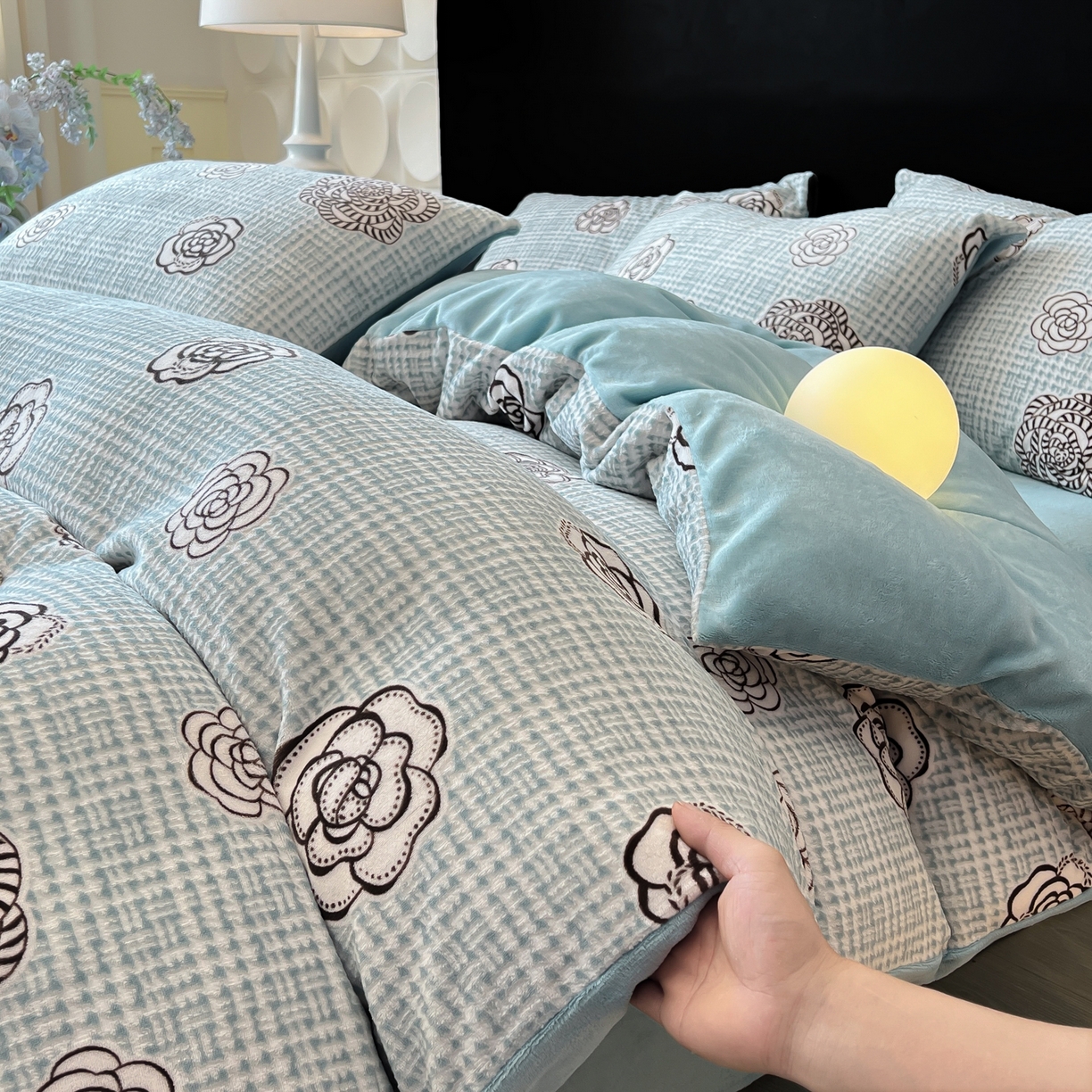 91家纺网 家纺一手货源 找家纺 二八年华 2025新款加厚兔绒四件套 山茶蓝