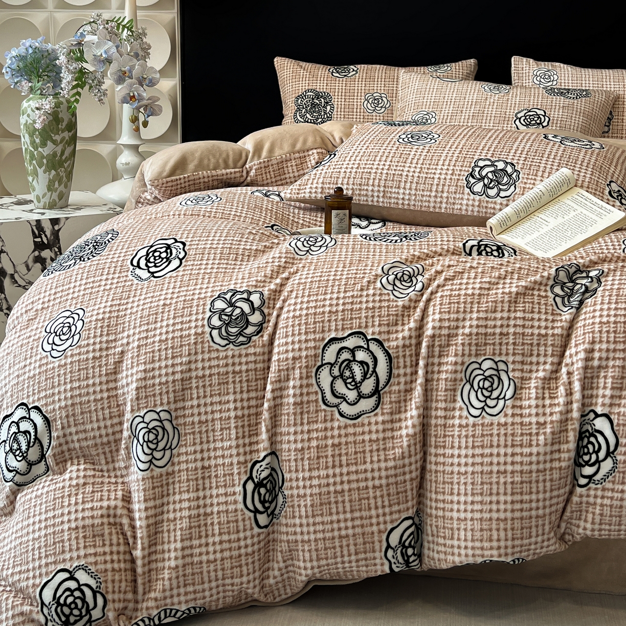 91家纺网 家纺一手货源 找家纺 二八年华 2025新款加厚兔绒四件套 山茶驼