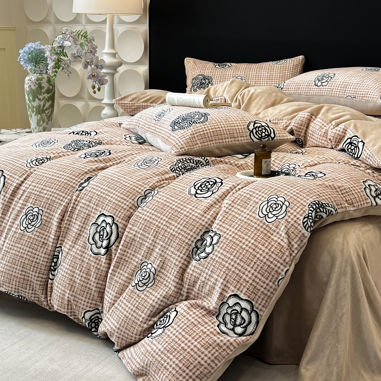 91家纺网 家纺一手货源 找家纺 二八年华 2025新款加厚兔绒四件套 山茶驼