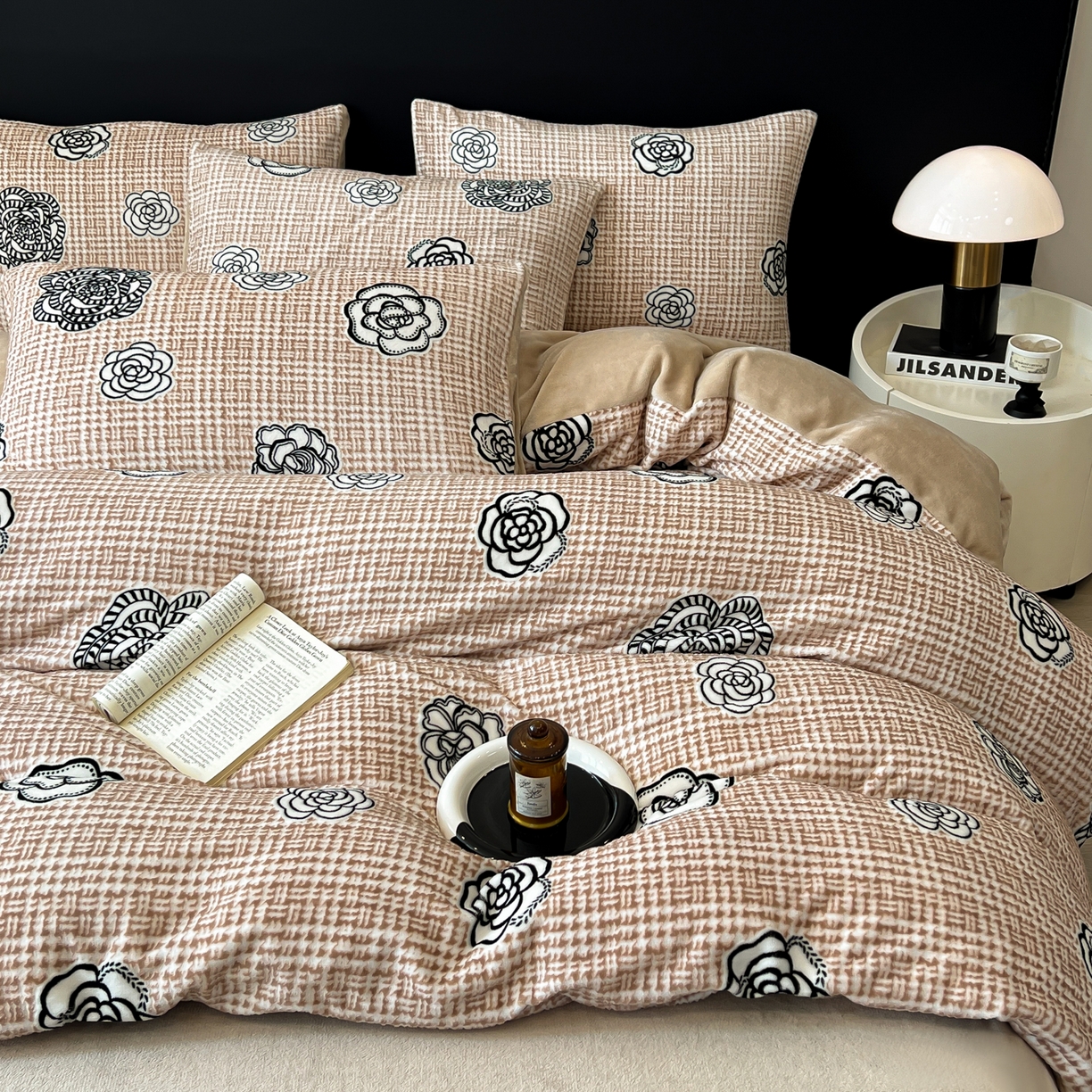 91家纺网 家纺一手货源 找家纺 二八年华 2025新款加厚兔绒四件套 山茶驼