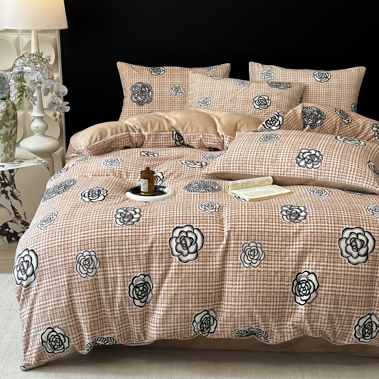 91家纺网 家纺一手货源 找家纺 二八年华 2025新款加厚兔绒四件套 山茶驼