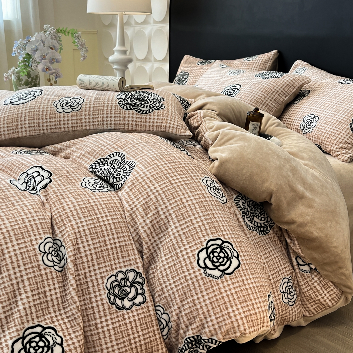 91家纺网 家纺一手货源 找家纺 二八年华 2025新款加厚兔绒四件套 山茶驼