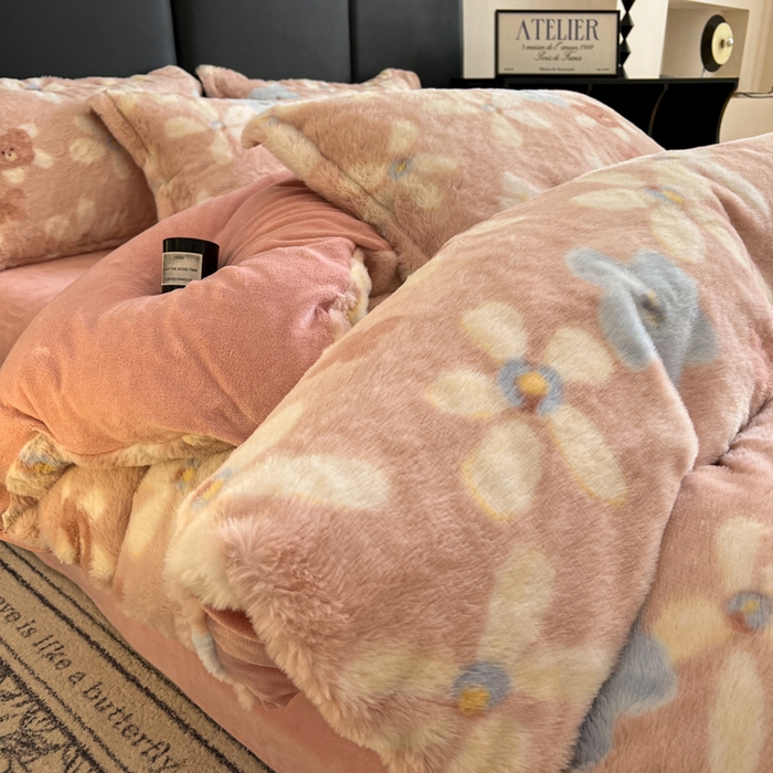 91家纺网 家纺一手货源 找家纺 典曼家纺 2025新款亲肤舒适兔毛绒四件套 花园熊