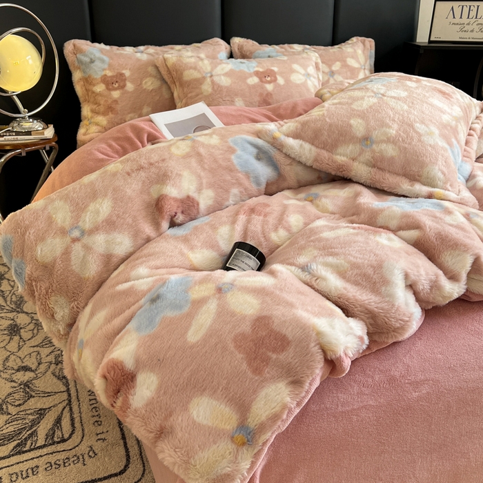 91家纺网 家纺一手货源 找家纺 典曼家纺 2025新款亲肤舒适兔毛绒四件套 花园熊