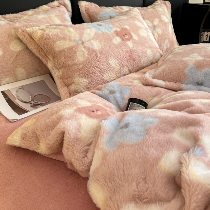 91家纺网 家纺一手货源 找家纺 典曼家纺 2025新款亲肤舒适兔毛绒四件套 花园熊