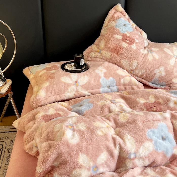 91家纺网 家纺一手货源 找家纺 典曼家纺 2025新款亲肤舒适兔毛绒四件套 花园熊