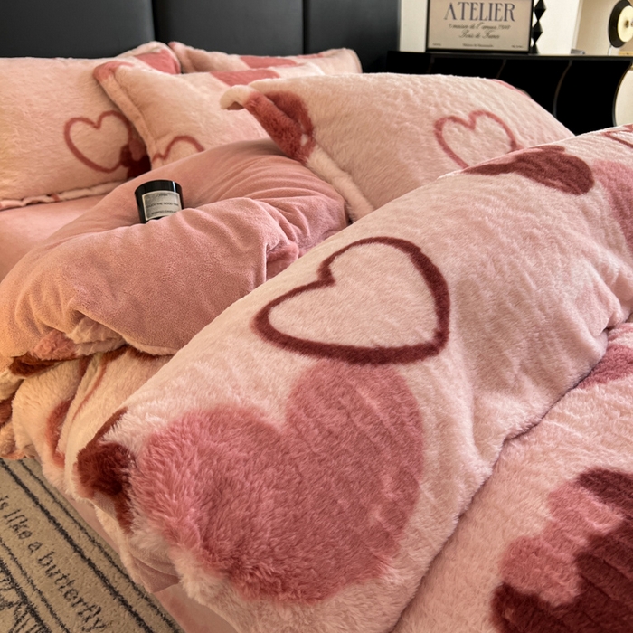 91家纺网 家纺一手货源 找家纺 典曼家纺 2025新款亲肤舒适兔毛绒四件套 怦然心动