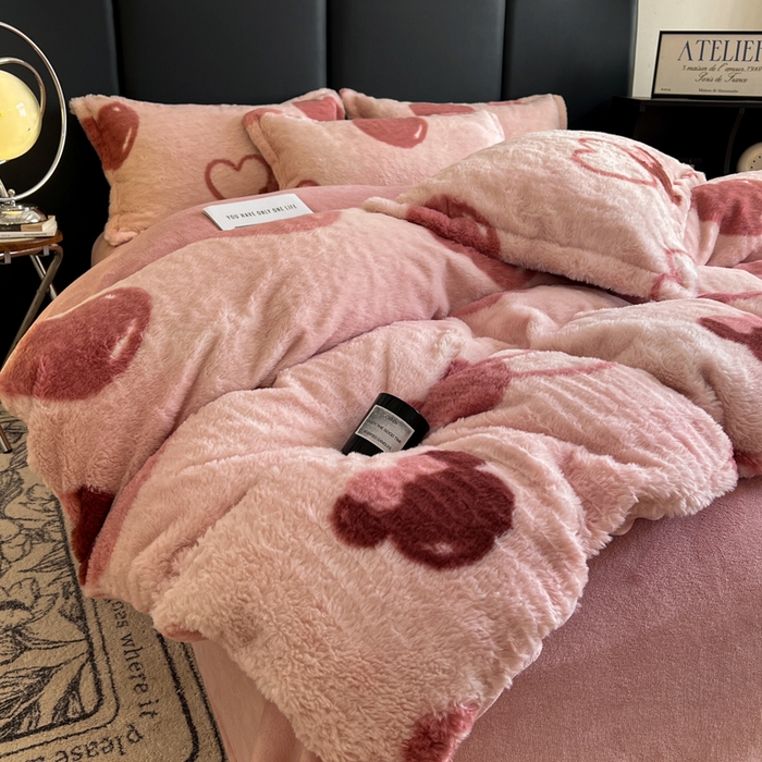 91家纺网 家纺一手货源 找家纺 典曼家纺 2025新款亲肤舒适兔毛绒四件套 怦然心动
