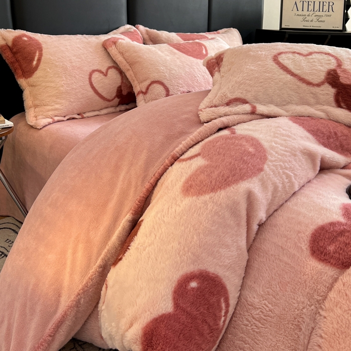 91家纺网 家纺一手货源 找家纺 典曼家纺 2025新款亲肤舒适兔毛绒四件套 怦然心动