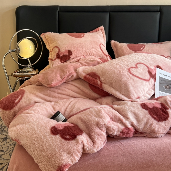 91家纺网 家纺一手货源 找家纺 典曼家纺 2025新款亲肤舒适兔毛绒四件套 怦然心动