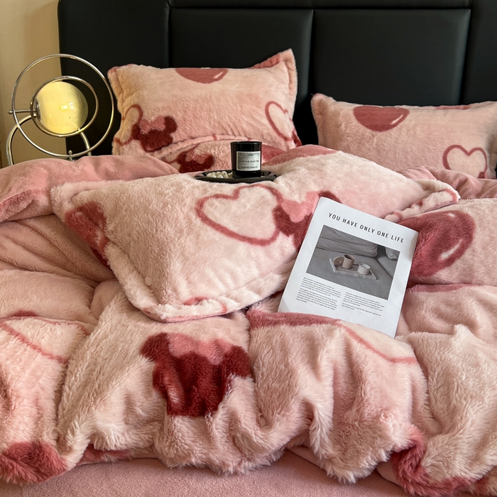 91家纺网 家纺一手货源 找家纺 典曼家纺 2025新款亲肤舒适兔毛绒四件套 怦然心动