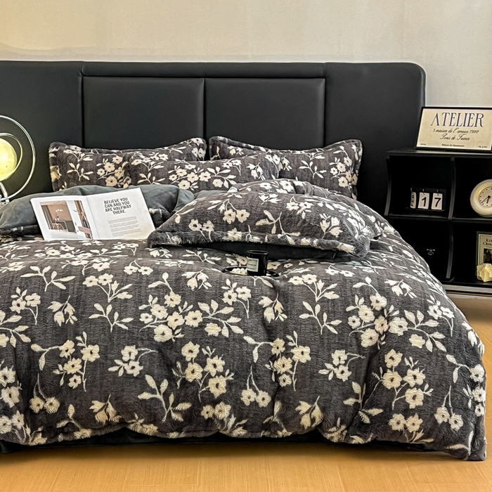 91家纺网 家纺一手货源 找家纺 典曼家纺 2025新款亲肤舒适兔毛绒四件套 山茶花-灰