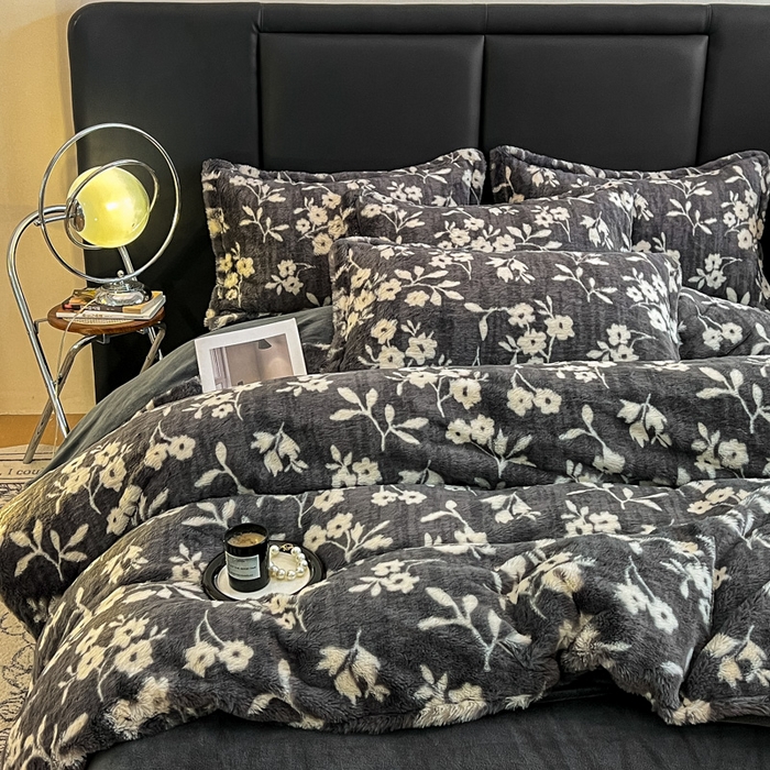 91家纺网 家纺一手货源 找家纺 典曼家纺 2025新款亲肤舒适兔毛绒四件套 山茶花-灰