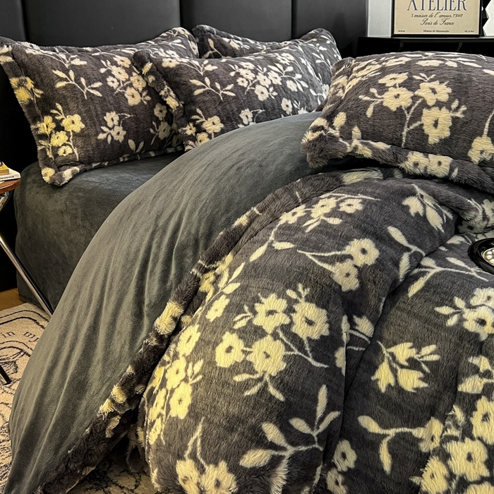 91家纺网 家纺一手货源 找家纺 典曼家纺 2025新款亲肤舒适兔毛绒四件套 山茶花-灰