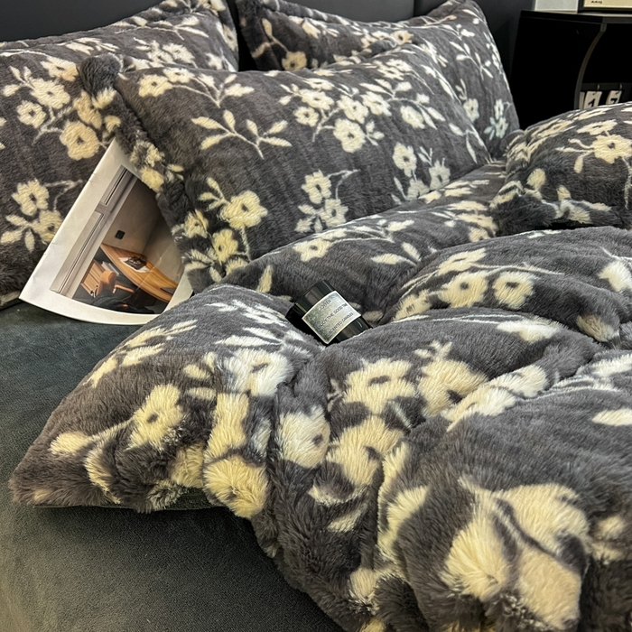 91家纺网 家纺一手货源 找家纺 典曼家纺 2025新款亲肤舒适兔毛绒四件套 山茶花-灰