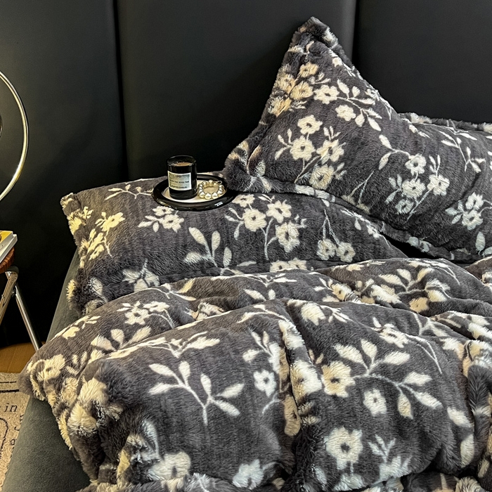 91家纺网 家纺一手货源 找家纺 典曼家纺 2025新款亲肤舒适兔毛绒四件套 山茶花-灰