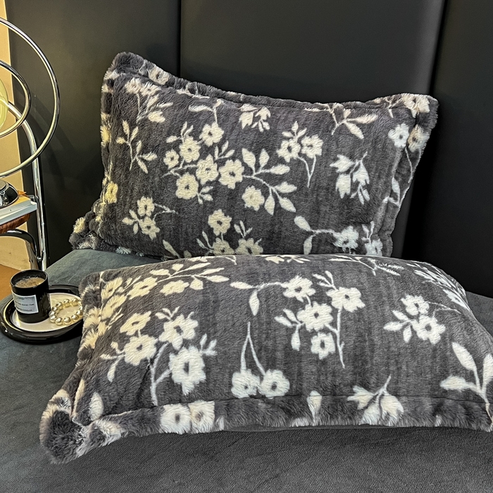 91家纺网 家纺一手货源 找家纺 典曼家纺 2025新款亲肤舒适兔毛绒四件套 山茶花-灰