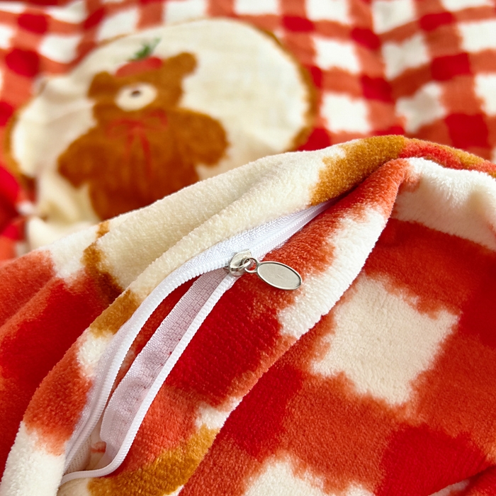 91家纺网 家纺一手货源 找家纺 找底底家纺 2025新款加厚床盖款双面绒A类印花款牛奶绒四件套（日销50单客户，在优惠5元） 草莓熊