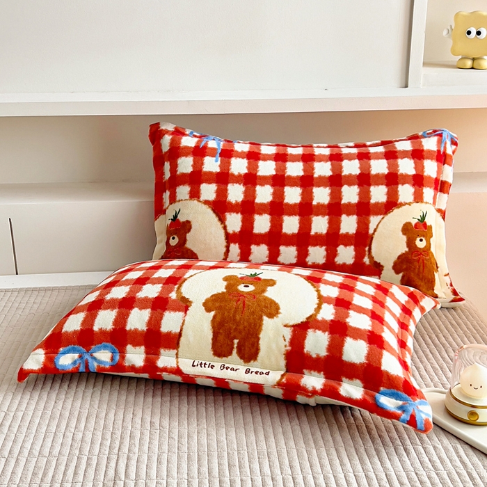 91家纺网 家纺一手货源 找家纺 找底底家纺 2025新款加厚床盖款双面绒A类印花款牛奶绒四件套（日销50单客户，在优惠5元） 草莓熊