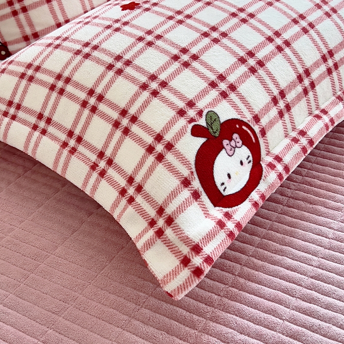 91家纺网 家纺一手货源 找家纺 找底底家纺 2025新款加厚床盖款双面绒A类印花款牛奶绒四件套（日销50单客户，在优惠5元） 红格苹果猫