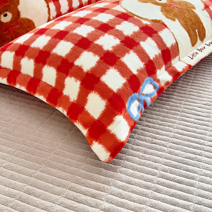 91家纺网 家纺一手货源 找家纺 找底底家纺 2025新款加厚床盖款双面绒A类印花款牛奶绒四件套（日销50单客户，在优惠5元） 草莓熊