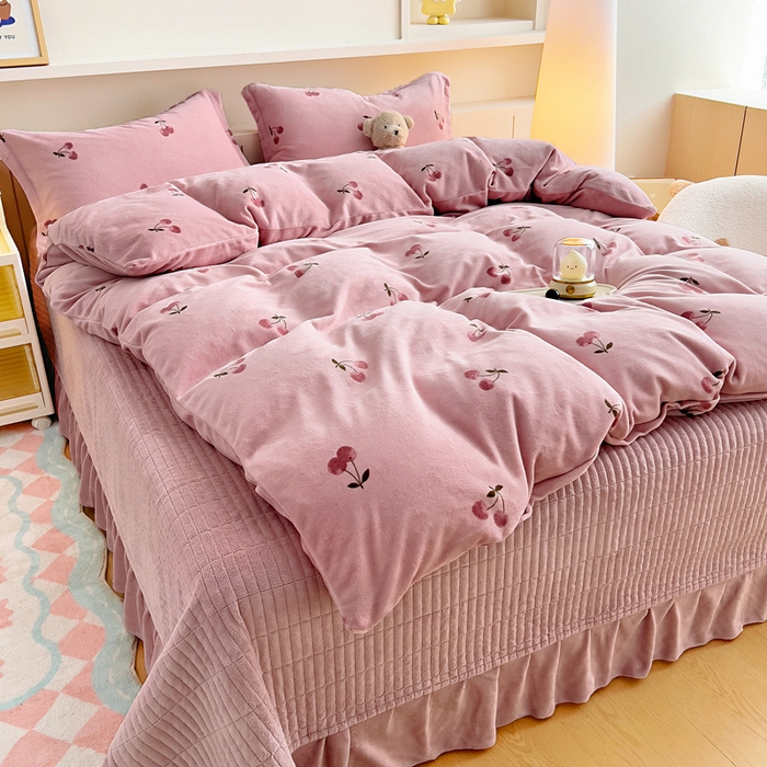 91家纺网 家纺一手货源 找家纺 找底底家纺 2025新款加厚床盖款双面绒A类印花款牛奶绒四件套（日销50单客户，在优惠5元） 小樱桃