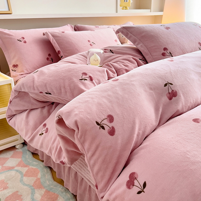 91家纺网 家纺一手货源 找家纺 找底底家纺 2025新款加厚床盖款双面绒A类印花款牛奶绒四件套（日销50单客户，在优惠5元） 小樱桃