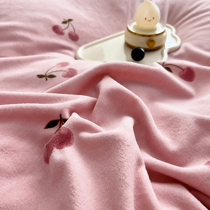 91家纺网 家纺一手货源 找家纺 找底底家纺 2025新款加厚床盖款双面绒A类印花款牛奶绒四件套（日销50单客户，在优惠5元） 小樱桃