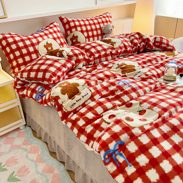 91家纺网 家纺一手货源 找家纺 找底底家纺 2025新款加厚床盖款双面绒A类印花款牛奶绒四件套（日销50单客户，在优惠5元） 草莓熊