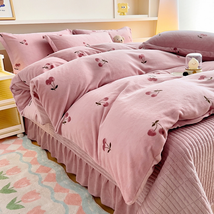 91家纺网 家纺一手货源 找家纺 找底底家纺 2025新款加厚床盖款双面绒A类印花款牛奶绒四件套（日销50单客户，在优惠5元） 小樱桃