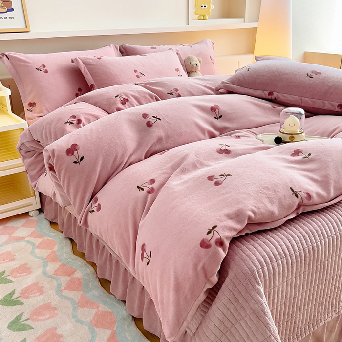 91家纺网 家纺一手货源 找家纺 找底底家纺 2025新款加厚床盖款双面绒A类印花款牛奶绒四件套（日销50单客户，在优惠5元） 小樱桃