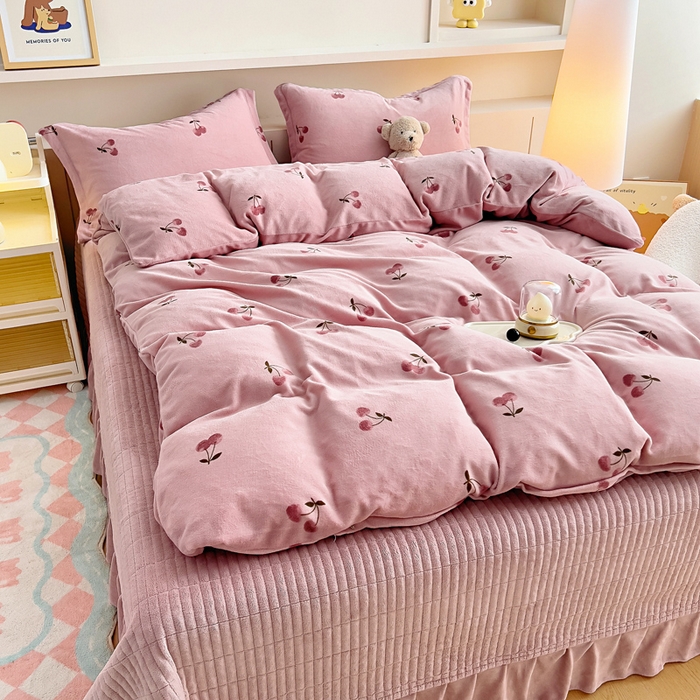 91家纺网 家纺一手货源 找家纺 找底底家纺 2025新款加厚床盖款双面绒A类印花款牛奶绒四件套（日销50单客户，在优惠5元） 小樱桃