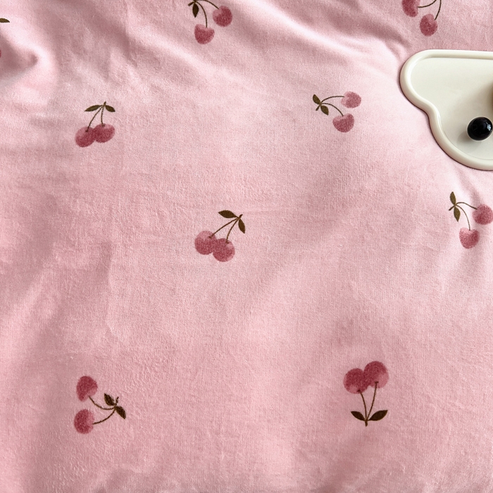 91家纺网 家纺一手货源 找家纺 找底底家纺 2025新款加厚床盖款双面绒A类印花款牛奶绒四件套（日销50单客户，在优惠5元） 小樱桃